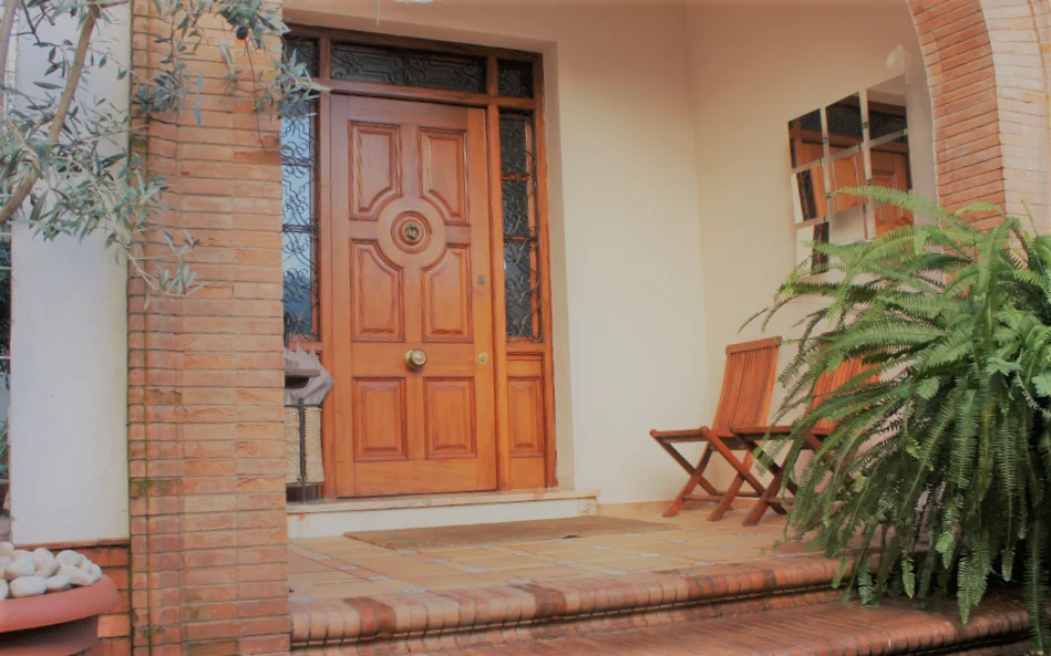 Fachada-hall-y-escaleras-4